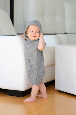 mavi gözlü erkek bebek  