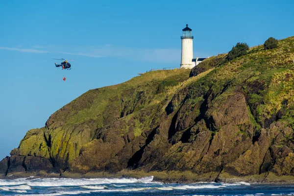 Lighthouse at Pacific coast — Stock Photo, Image