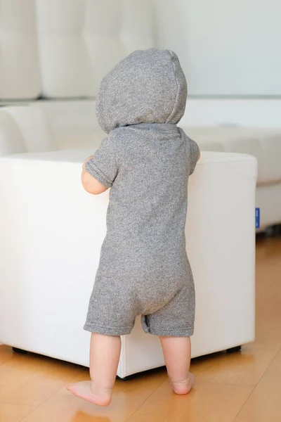 Niño con sudadera con capucha — Foto de Stock