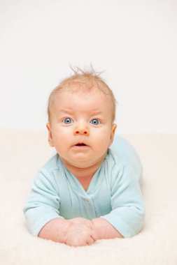 mavi gözlü erkek bebek