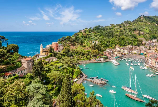Portofino by på kusten av Liguriska havet — Stockfoto