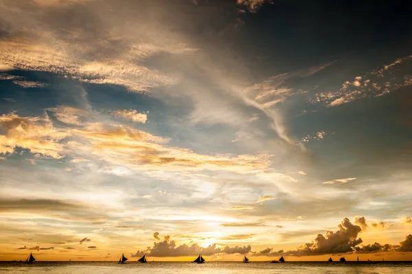 Beau coucher de soleil sur la plage de Boracay — Photo