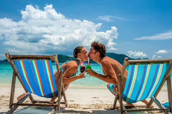 Casal beijando em espreguiçadeiras — Fotografia de Stock