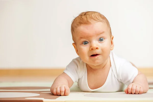 Babyjongen met blauwe ogen — Stockfoto
