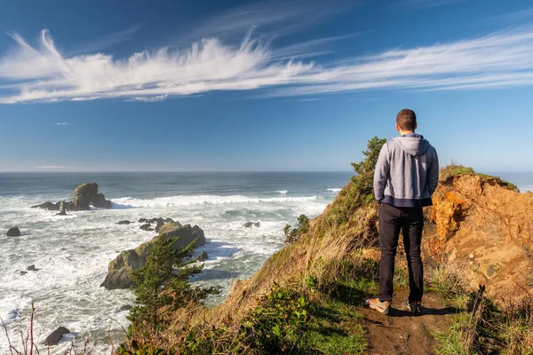 Homme regarde dans le paysage côtier — Photo