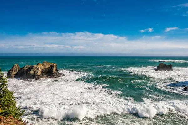 Paisaje marino con rocas en el agua — Foto de Stock