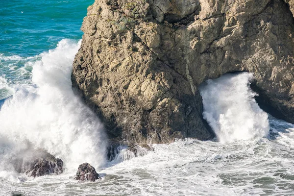 Seascape med stenar i vatten — Stockfoto