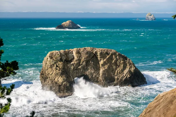 Морський пейзаж з камінням у воді — стокове фото
