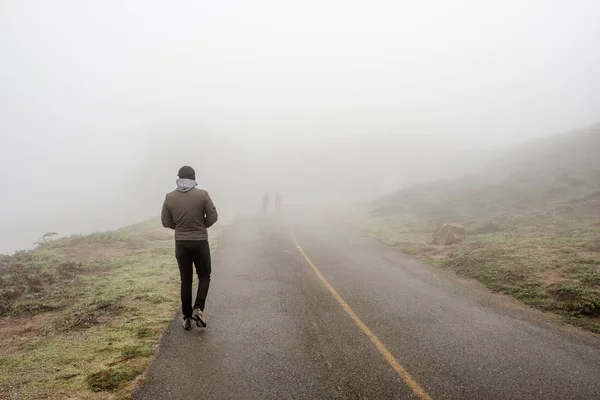 Homme marchant sur la route — Photo