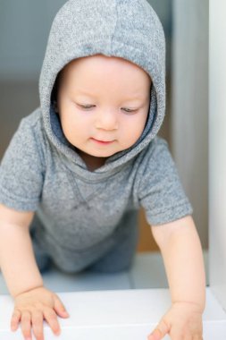 mavi gözlü erkek bebek