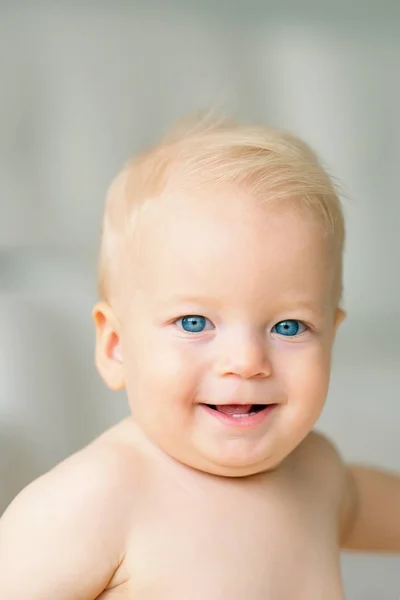 Mavi gözlü erkek bebek — Stok fotoğraf