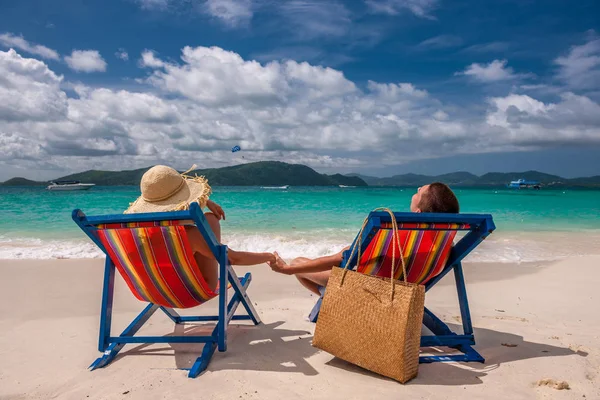 Pár relaxace na pláži — Stock fotografie