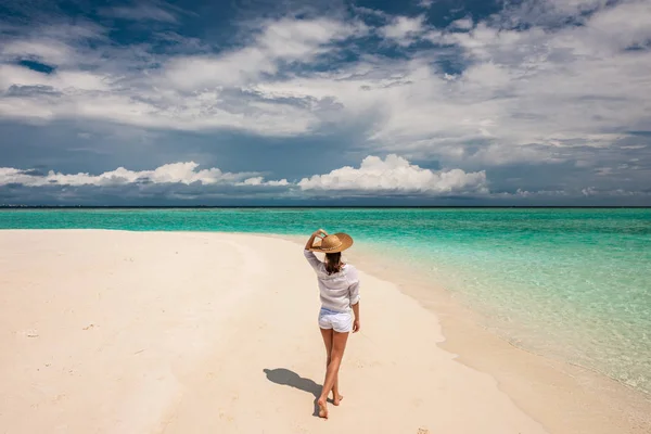 Donna sulla spiaggia tropicale — Foto Stock