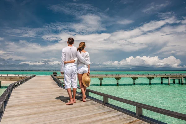 Casal em um molhe de praia — Fotografia de Stock