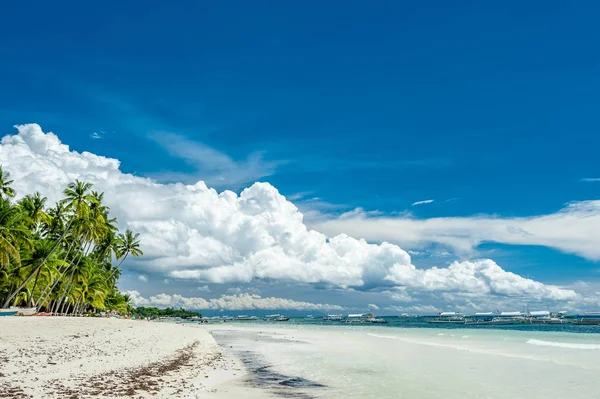 ชายหาดเขตร้อนที่มีต้นปาล์ม — ภาพถ่ายสต็อก