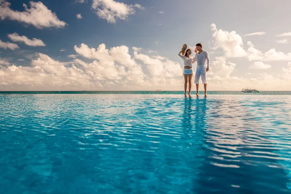 Ungt par vid poolen — Stockfoto