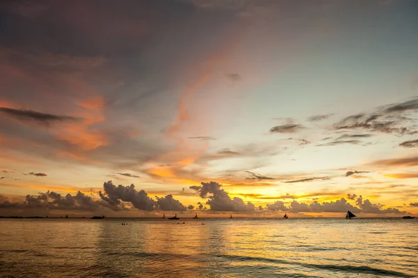 Zonsondergang in Boracay beach — Stockfoto