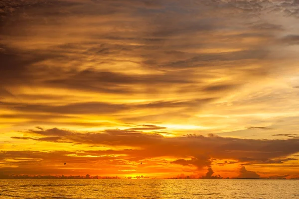 Coucher de soleil sur la plage de Boracay, Philippines — Photo