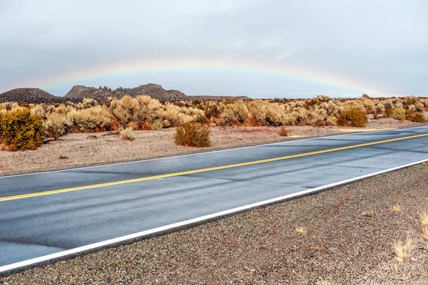 Öppna motorvägen och regnbåge — Stockfoto