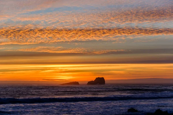 Tichomořské pobřeží západ slunce — Stock fotografie