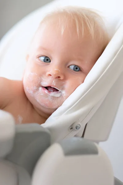 Niedlicher kleiner Junge — Stockfoto