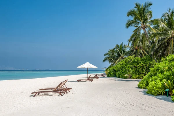 Красивый пляж на Мальдивах — стоковое фото