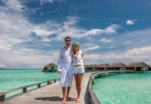 Casal em um molhe de praia — Fotografia de Stock