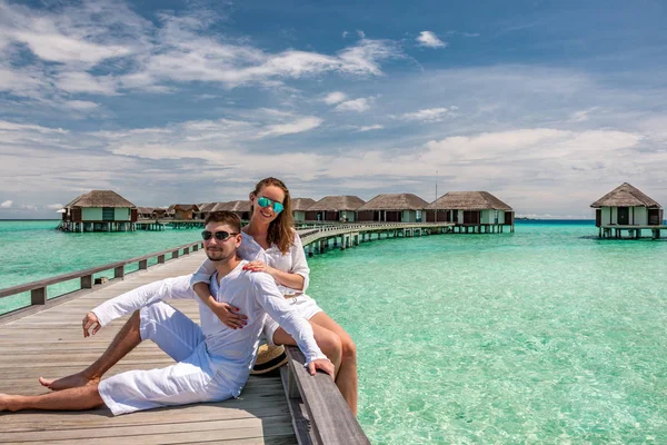 Coupleon a beach jetty — Stock Photo, Image