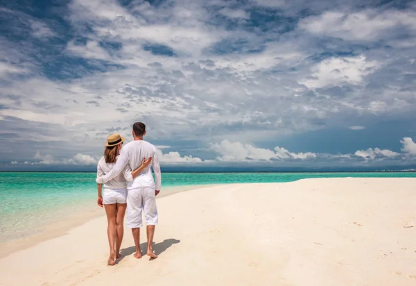 Couple marchant sur une plage — Photo