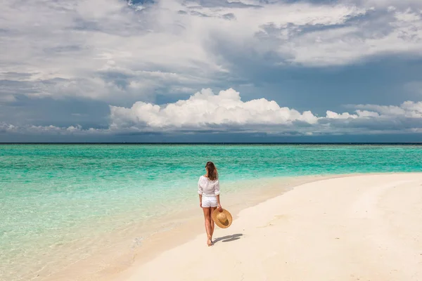 砂浜の上を歩く若い女性 — ストック写真