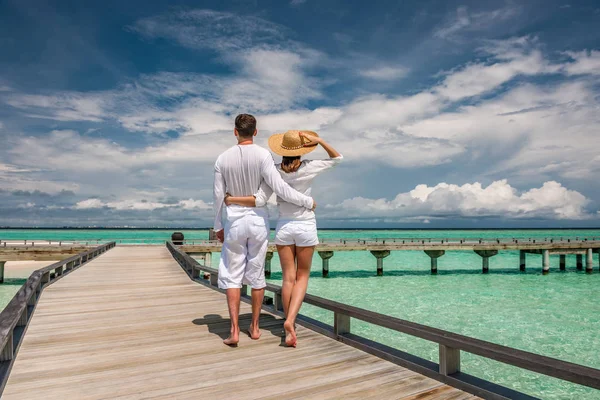 Paar lopen op houten pier — Stockfoto