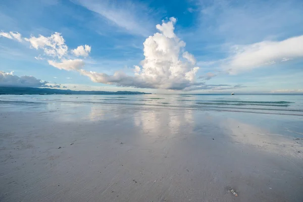 Bewolkte hemel boven zand strand van Boracay — Stockfoto