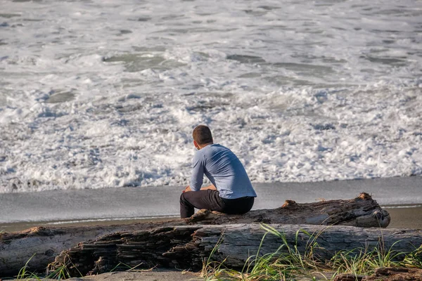 Человек на пляже тихоокеанского побережья — стоковое фото