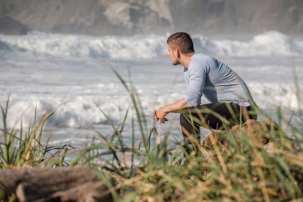 Homme à la plage de la côte du Pacifique — Photo