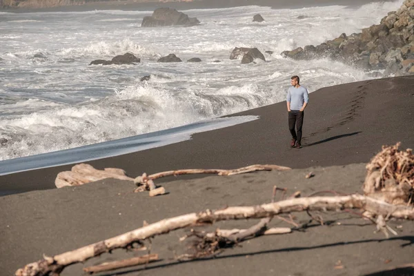 Man at Pacific coast beach — Stock Photo, Image