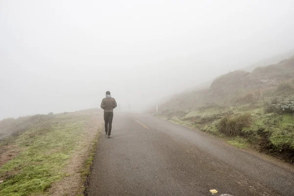 Человек, идущий сквозь туман — стоковое фото