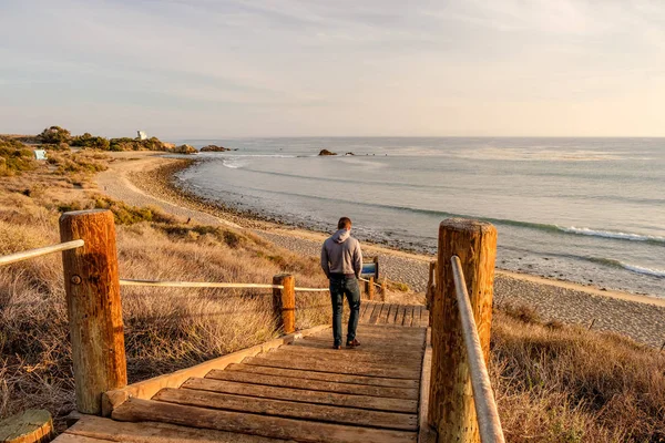 Homme marchant vers la plage — Photo