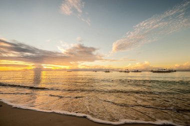 Filipinler günbatımı sırasında tropikal plaj