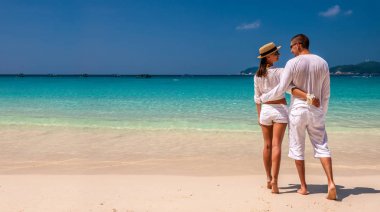 Genç çift sarılıyor.