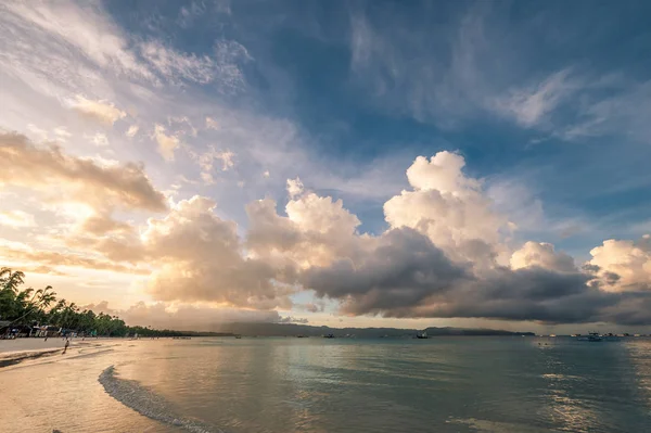 Prachtige zonsopgang in Boracay beach — Stockfoto