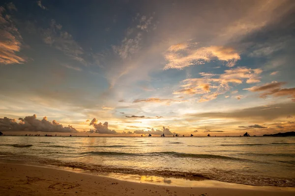 Hermosa puesta de sol en la playa de Boracay — Foto de Stock