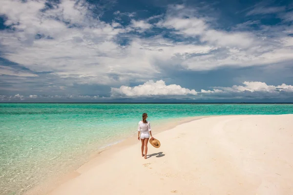 Vrouw met hoed van de zon op tropisch strand — Stockfoto