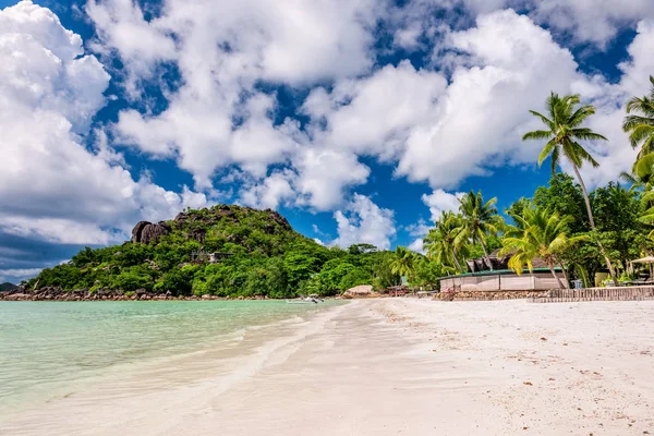 Schöner Strand auf den Seychellen — Stockfoto