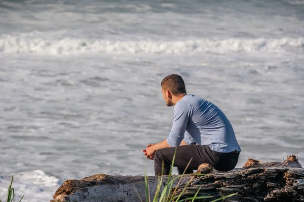 Homme seul à la plage de la côte du Pacifique — Photo