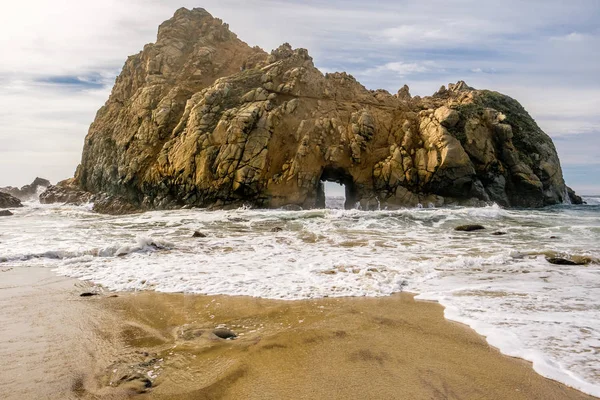 Rock w Pfeiffer Beach — Zdjęcie stockowe