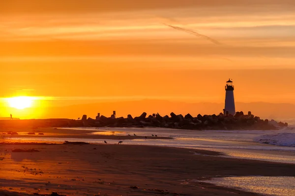 Santa cruz golfbreker lighthouse — Stockfoto