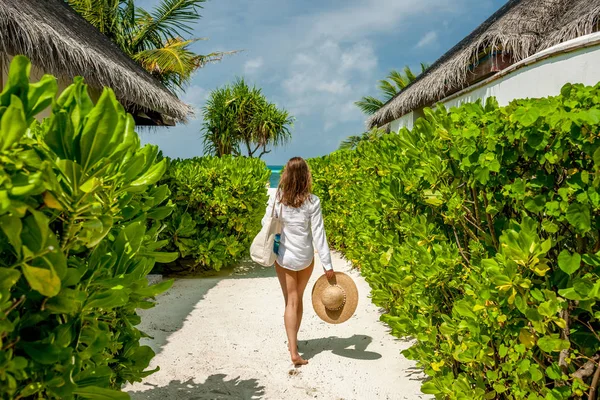 Frau mit Tasche und Sonnenhut — Stockfoto