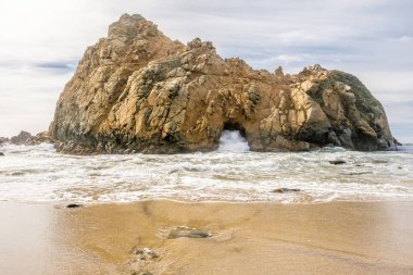 Rock Pfeiffer Beach, Kaliforniya