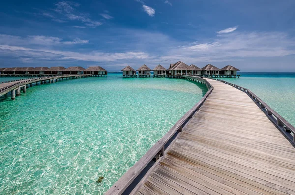 Praia bonita com bungalows de água — Fotografia de Stock