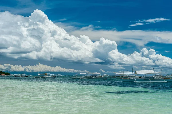 Praia tropical com barcos tradicionais nas Filipinas — Fotografia de Stock